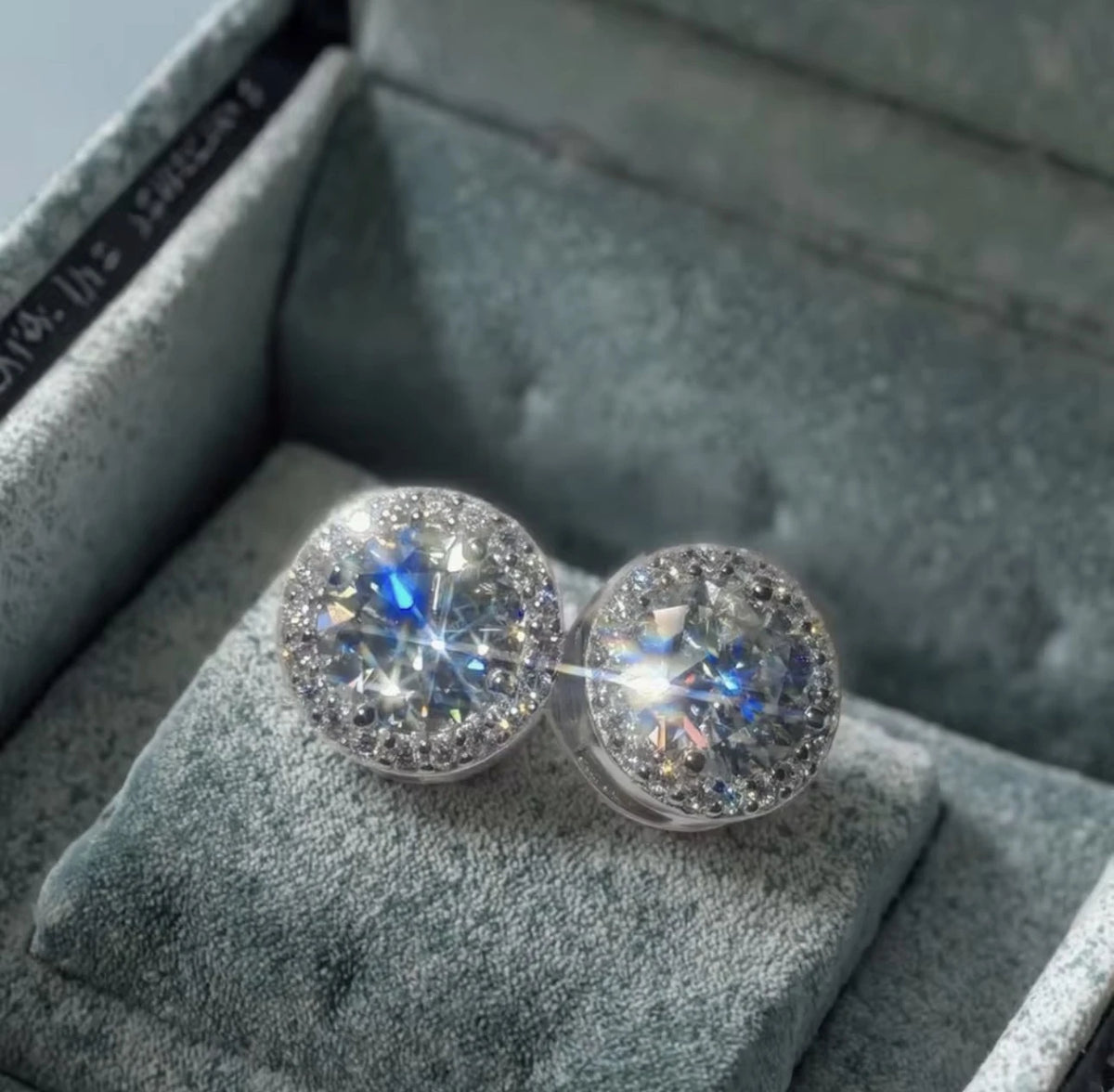 Halo Icon Stud Earrings - 6.5mm | VVS1